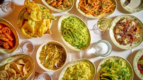 El lugar ofrece una variedad de platos de la comida mediterránea con toques modernos.