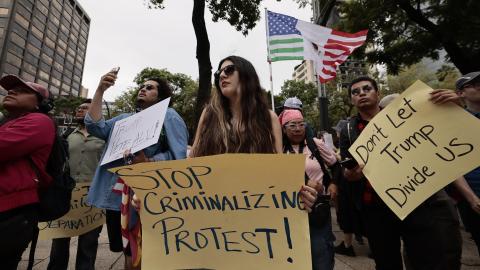 Personas protestan frente a la embajada de Estados Unidos en México este sábado, en Ciudad de México (México).